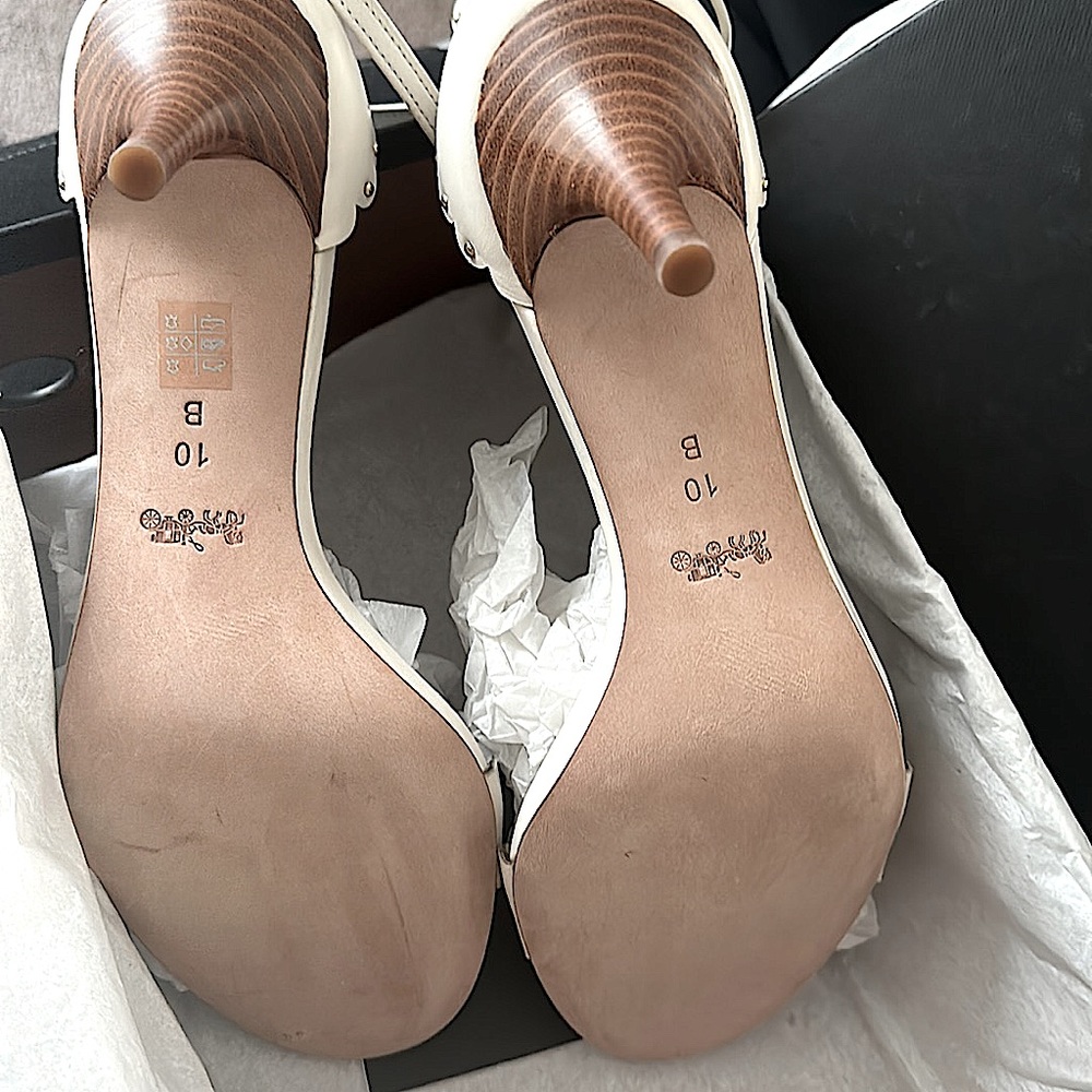 NWT Coach anyone? U can never wrong w/ a COACH ๐ . B Original ๐ ๐ฐ ๐ฅ 4 U Sis - Picture 13 of 17